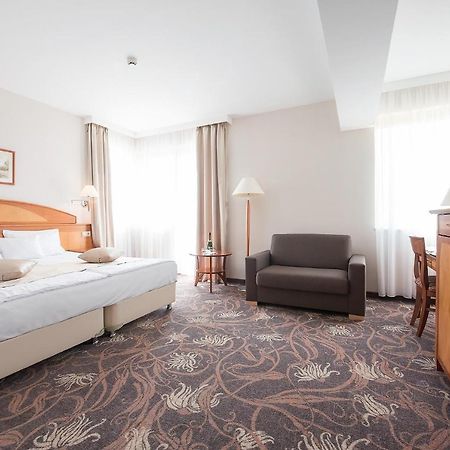 Vitalmed Hotel Sarvar Bagian luar foto