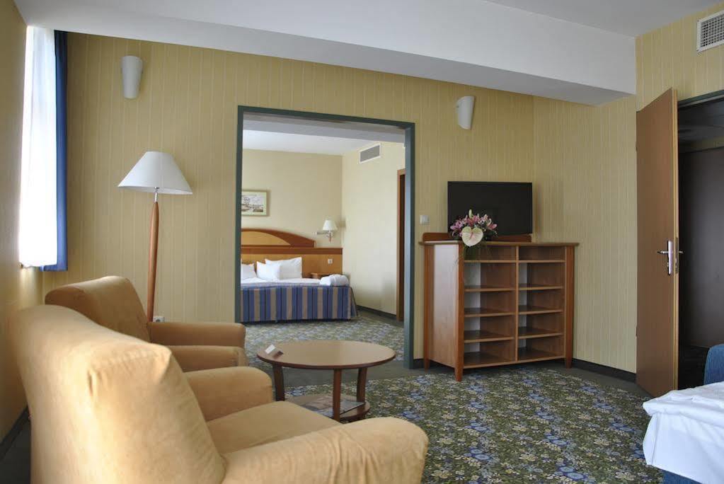 Vitalmed Hotel Sarvar Bagian luar foto