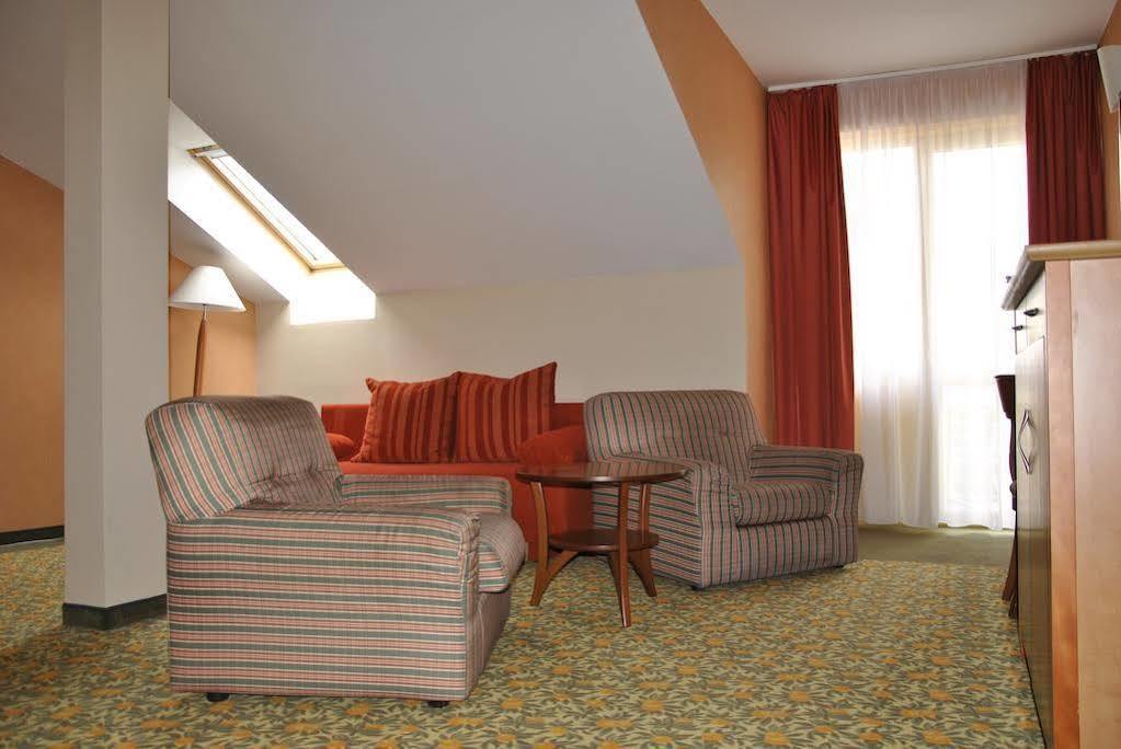 Vitalmed Hotel Sarvar Bagian luar foto