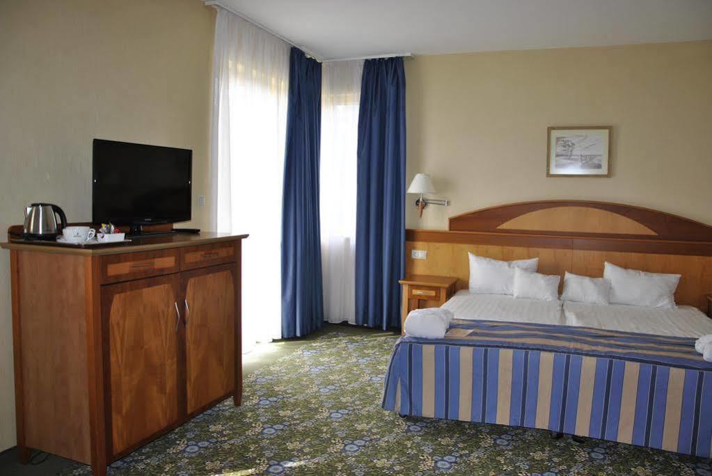 Vitalmed Hotel Sarvar Bagian luar foto
