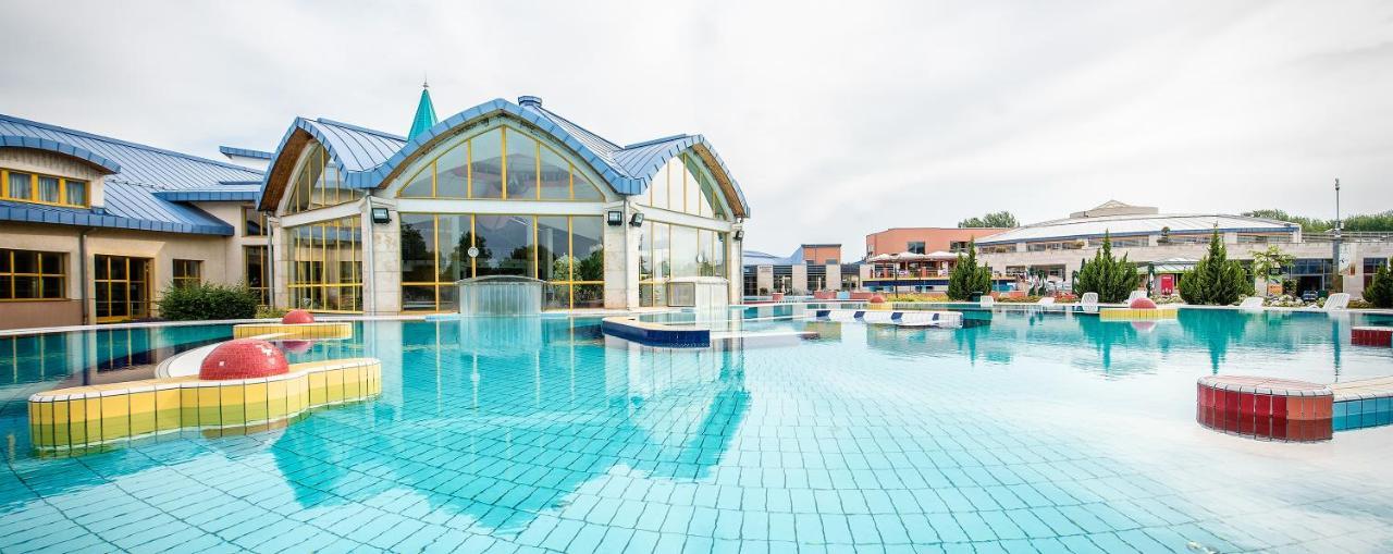 Vitalmed Hotel Sarvar Bagian luar foto