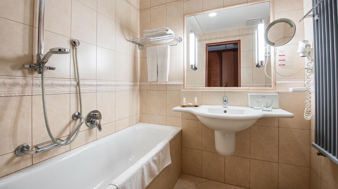 Vitalmed Hotel Sarvar Bagian luar foto